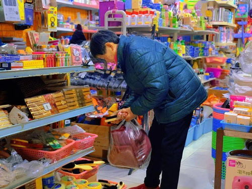 威遠北門口 日用百貨攤點前的晨間一幕